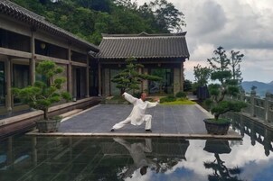 Una scrivania, tende oscuranti, Wi-Fi gratuito