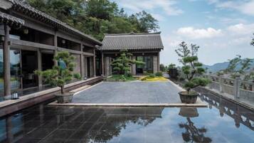 مكتب وستائر تعتيم وواي فاي مجانًا