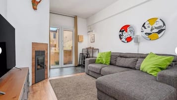 Smart-TV, Kamin, Videospiele, Bücher