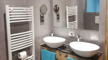 Shower, hair dryer, bidet, towels