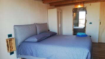 1 habitación, caja de seguridad en la habitación y escritorio