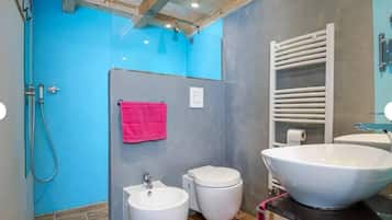 Een douche, een haardroger, badjassen, een bidet
