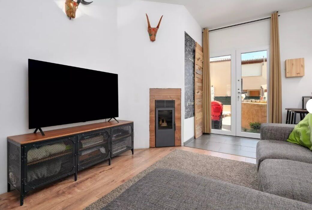 TV connectée, cheminée, jeux vidéo, livres