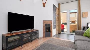 TV connectée, cheminée, jeux vidéo, livres