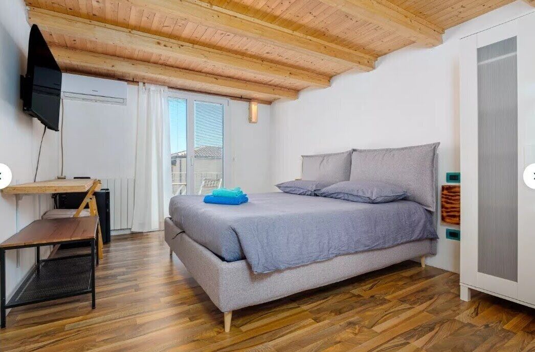 1 Schlafzimmer, Zimmersafe, Schreibtisch, Bügeleisen/Bügelbrett