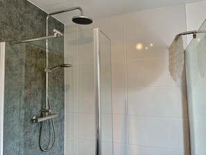 Dusche, umweltfreundliche Kosmetikartikel, Haartrockner, Handtücher