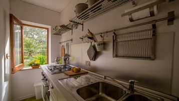 Réfrigérateur, four, cafetiÚre/bouilloire, chaise haute