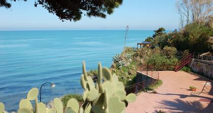 Atemberaubende Aussicht auf das Meer und wirklich Top-Garten. Privater Weg zum wunderschönen Strand