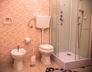 Shower, hydromassage showerhead, hair dryer, bidet - Sweet House "Bourbon Dynasty" - An unforgettable experience! (Napoli)