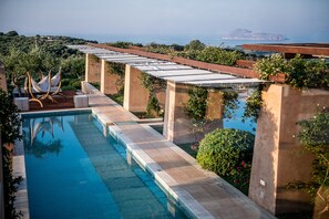 Una piscina al aire libre, una piscina climatizada