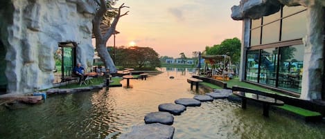 Breakfast, lunch, dinner served; Thai cuisine