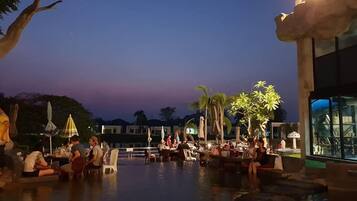 Breakfast, lunch, dinner served; Thai cuisine