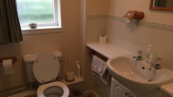 Bungalow, 2 chambres | Salle de bain | Ensemble baignoire-douche, serviettes fournies