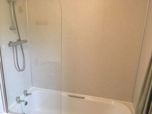 Bungalow, 2 Schlafzimmer | Badezimmer | Duschwanne, Handtücher