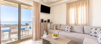 Vista mozzafiato sul mare, 4 persone, piscina privata, piscina per bambini, vicino spiaggia e taverne