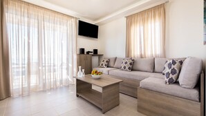 Una sala de estar moderna con un sofá, una mesa de centro y cortinas.