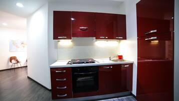 Kühlschrank, Mikrowelle, Ofen, Geschirrspüler