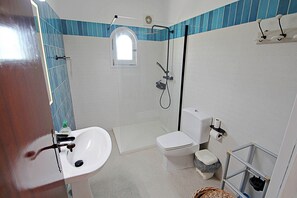Dusche, Haartrockner, Handtücher