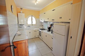 Een koelkast, een microgolfoven, een oven, een kookplaat