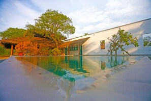 Hồ bơi ngoài trời