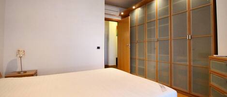 1 habitación, tabla de planchar con plancha, internet y ropa de cama