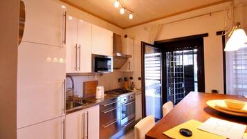 Frigorifero, microonde, forno, piano cottura