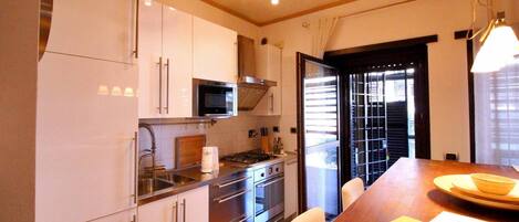 Refrigerador, microondas, horno y parrilla de estufa