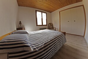 3 dormitorios, tabla de planchar con plancha, cuna de viaje