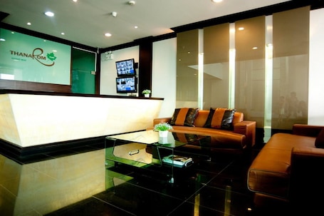 Kawasan tempat duduk lobi. Thanarom Place