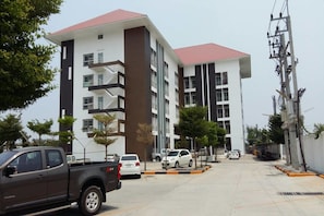 Free self-parking - Thanarom Place (Phan Thong)