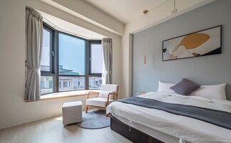 Deluxe Tek Büyük Yataklı Oda | Masa, ücretsiz kablosuz İnternet, çarşaf takımı 