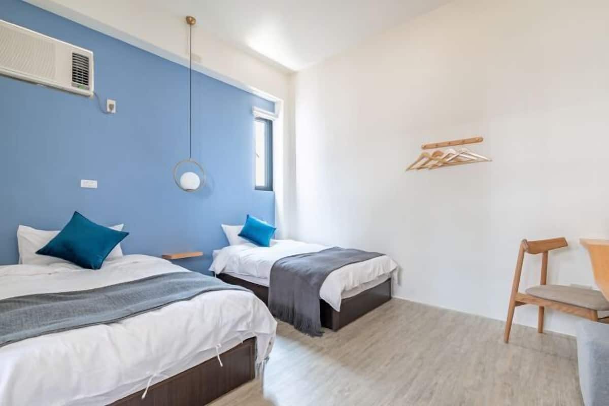 Escritorio, wifi gratis y ropa de cama