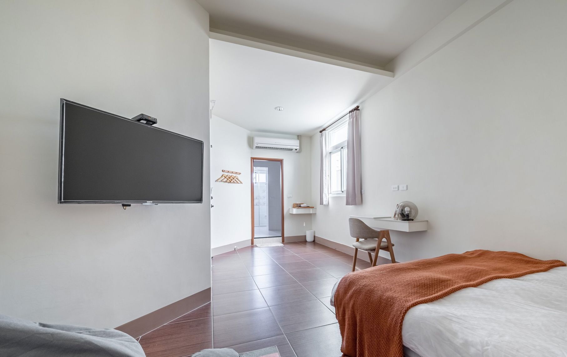 Desk, free WiFi, bed sheets