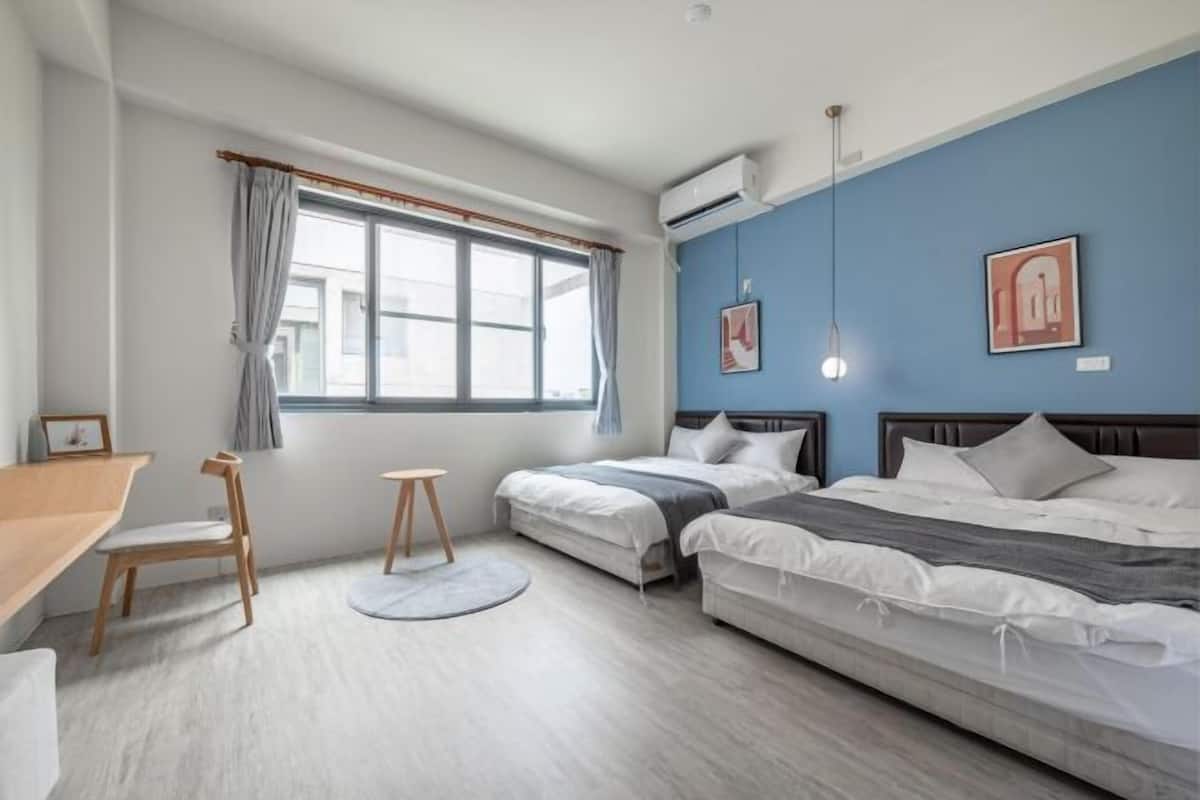 Escritorio, wifi gratis y ropa de cama