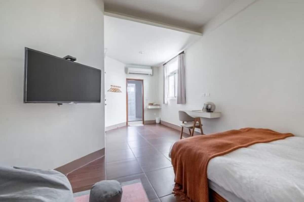 Escritorio, wifi gratis y ropa de cama