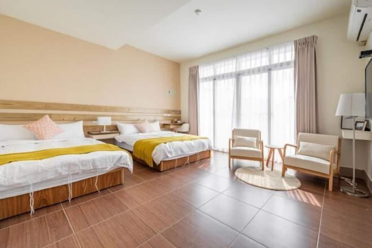 Escritorio, wifi gratis y ropa de cama