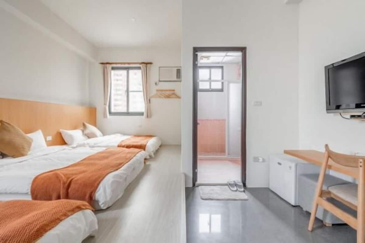 Escritorio, wifi gratis y ropa de cama