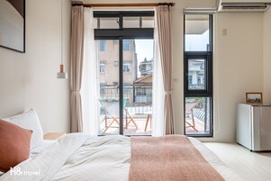 Escritorio, wifi gratis y ropa de cama 