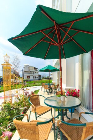 รับประทานอาหารกลางแจ้ง