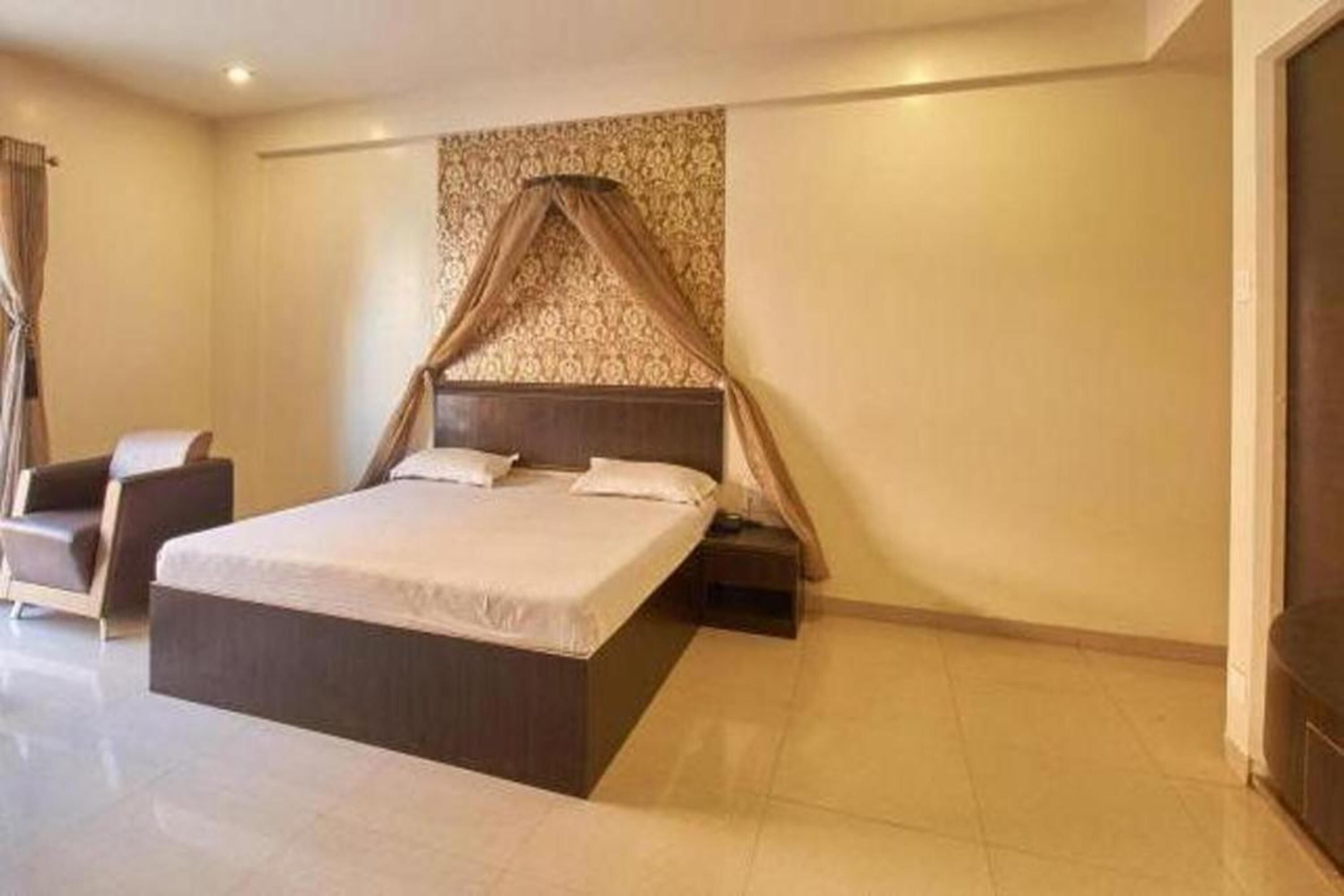 non ac deluxe double room | premium bedding, desk, free wifi