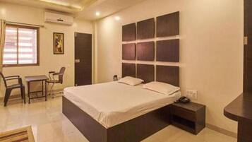 Kahden hengen deluxe-huone | Ylelliset vuodevaatteet, työpöytä, ilmainen Wi-Fi