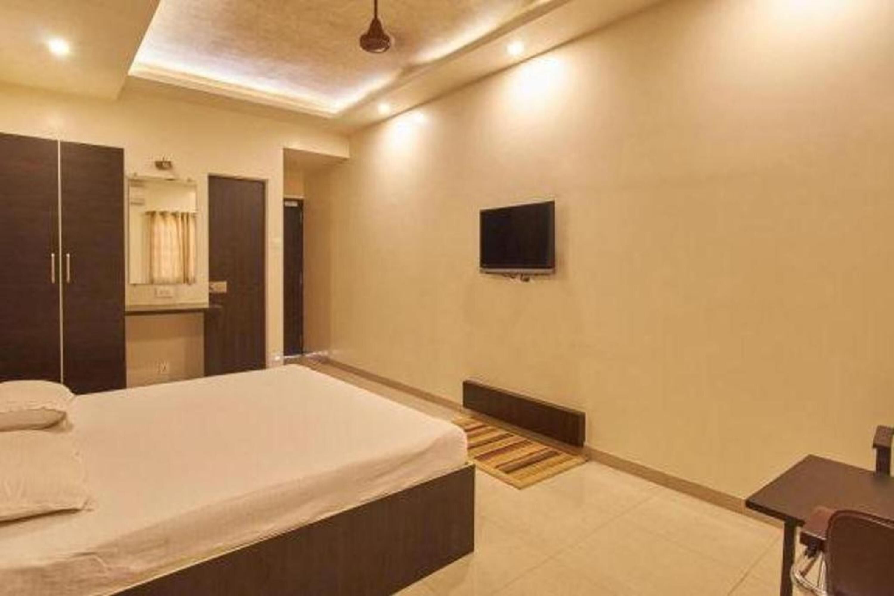 premium bedding, desk, free wifi