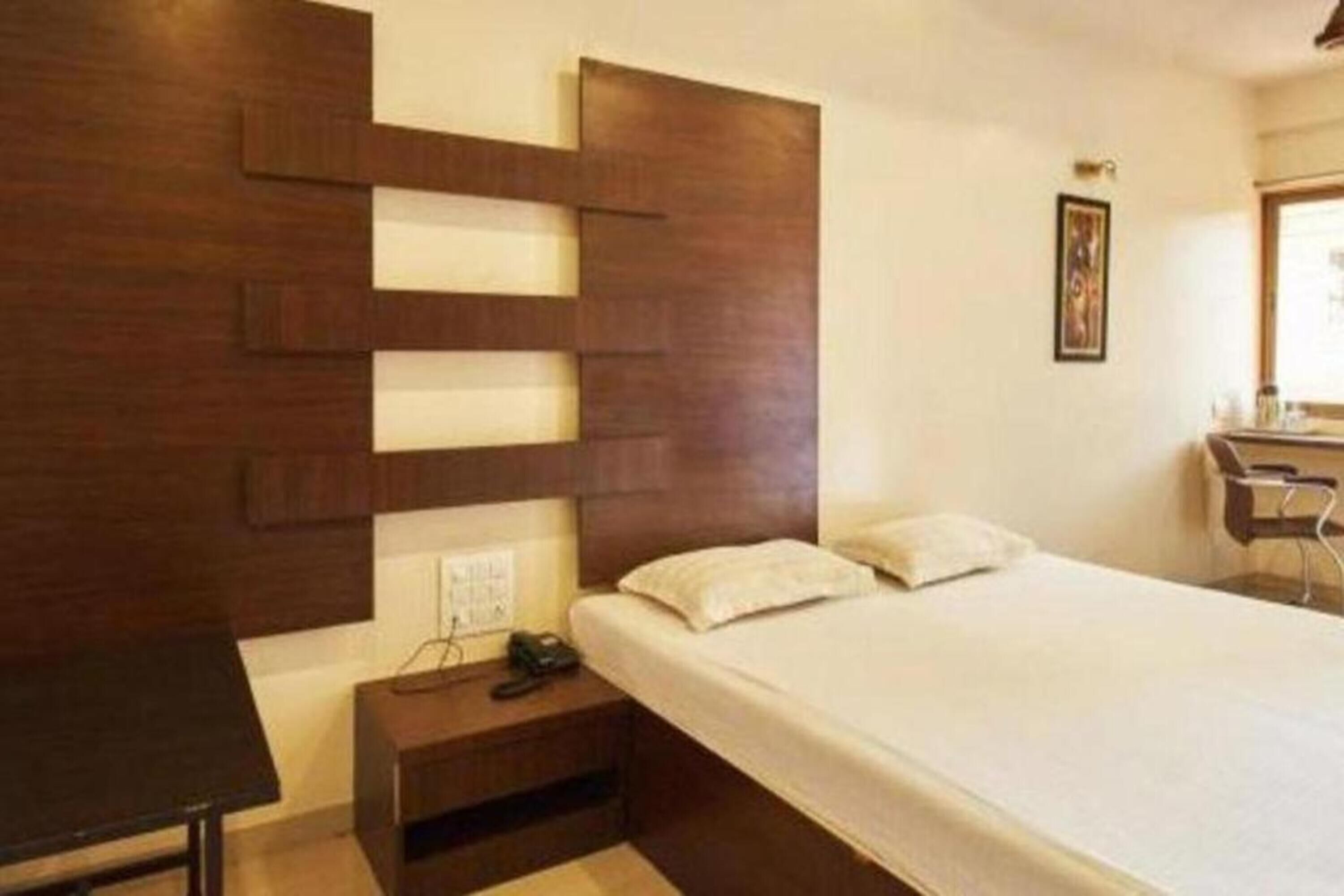 premium bedding, desk, free wifi