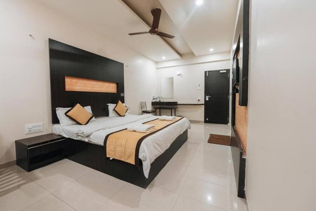 premium bedding, desk, free wifi