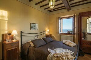 7 bedrooms, iron/ironing board, WiFi, bed sheets - 3BR-3BA apt, walk to downtown Cortona, with airco, wifi and amazing view (Cortona)