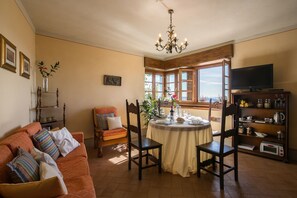 Dining - 3BR-3BA apt, walk to downtown Cortona, with airco, wifi and amazing view (Cortona)
