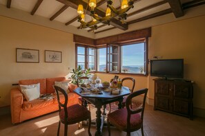 Dining - 3BR-3BA apt, walk to downtown Cortona, with airco, wifi and amazing view (Cortona)