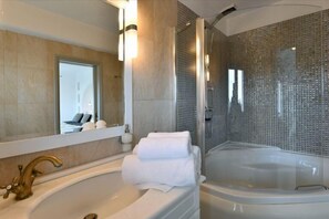 Shower - Villa Callista, Paros, Greece (Kakapetra)