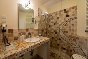 SĂšche-cheveux, serviettes fournies, savon, papier toilette
