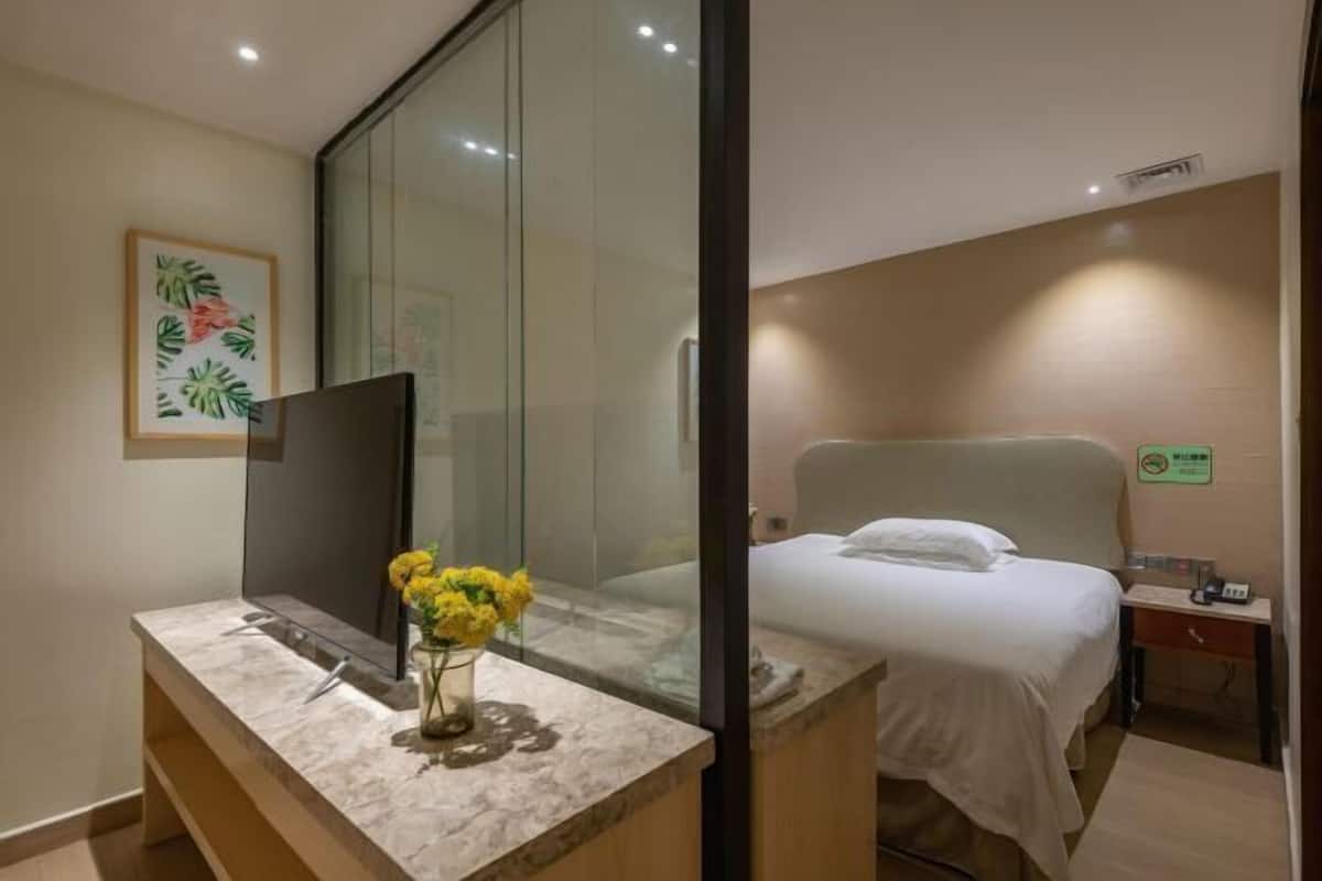 Minibar, bureau, rideaux occultants, fer et planche à repasser